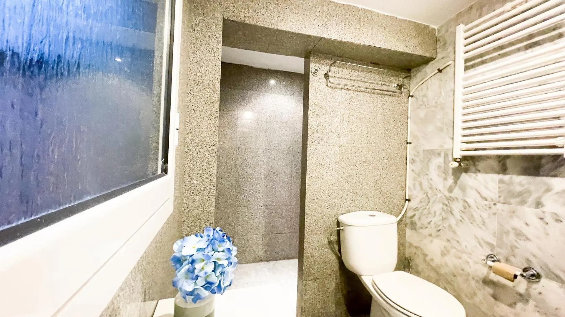 Private Rooms In Born - Barcelona 0*,